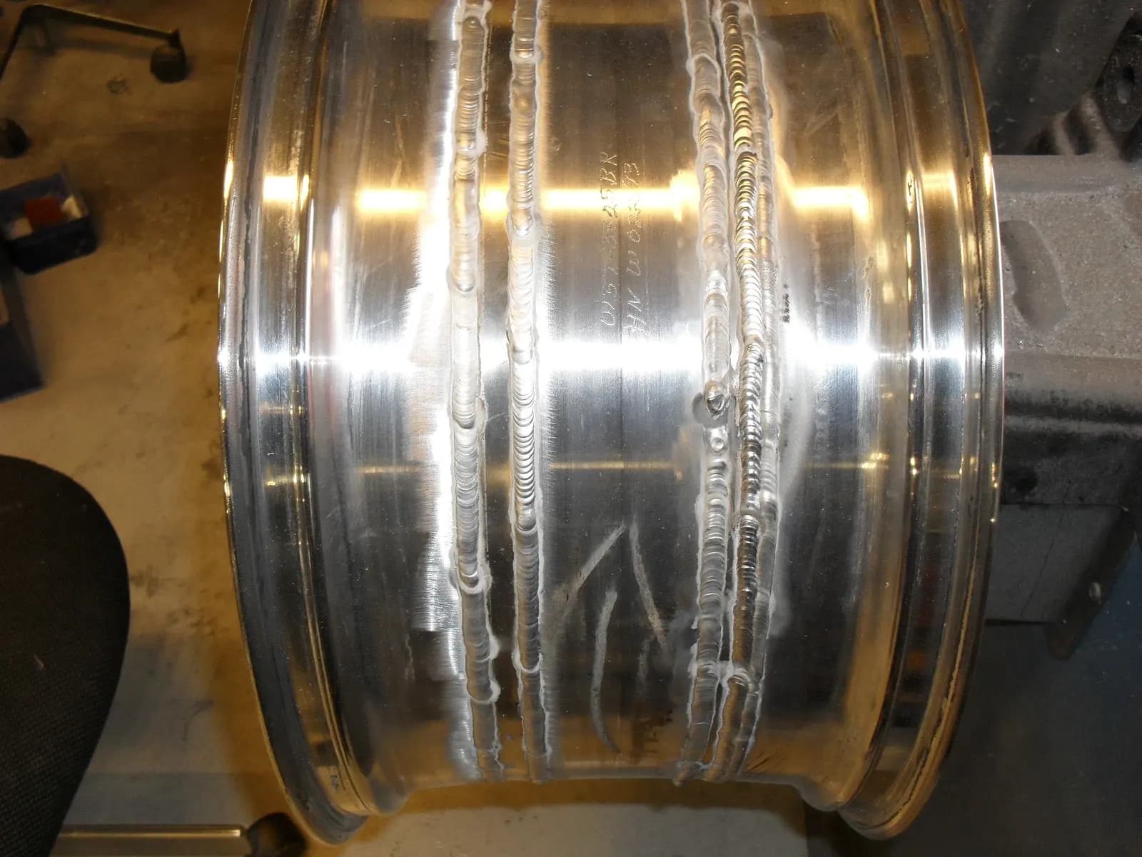 Närbild på fälgkant med nysvetsat aluminium innan svarvning och ytbehandling